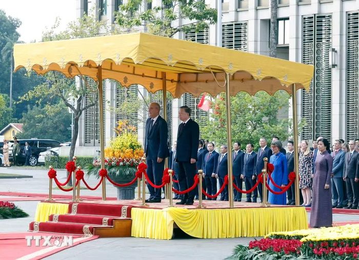 Tổng Bí thư, Chủ tịch nước Tô Lâm và Tổng thống Thụy Sĩ Guy Parmelin trên bục danh dự, thực hiện nghi thức chào cờ. (Ảnh: Thống Nhất/TTXVN)