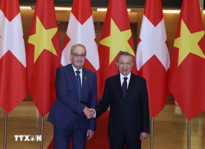 Tổng Bí thư, Chủ tịch nước Tô Lâm và Tổng thống Thụy Sĩ Guy Parmelin chụp ảnh chung. (Ảnh: Thống Nhất/TTXVN)