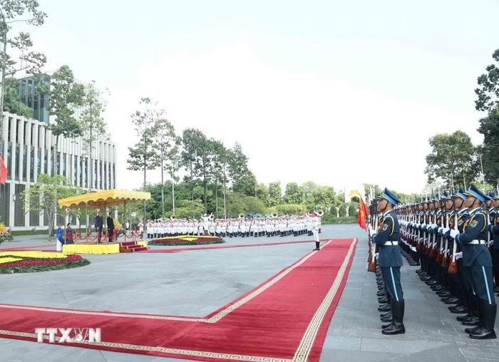 Lễ đón trọng thể Tổng thống Thụy Sĩ Guy Parmelin và Phu nhân Caroline Parmelin thăm chính thức Việt Nam. (Ảnh: Thống Nhất/TTXVN)
