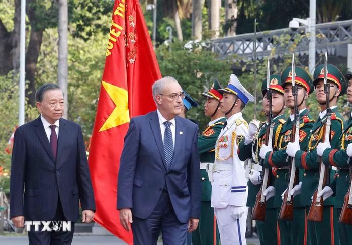 Tổng Bí thư, Chủ tịch nước Tô Lâm và Tổng thống Thụy Sĩ Guy Parmelin duyệt Đội danh dự Quân đội nhân dân Việt Nam. (Ảnh: Thống Nhất/TTXVN)
