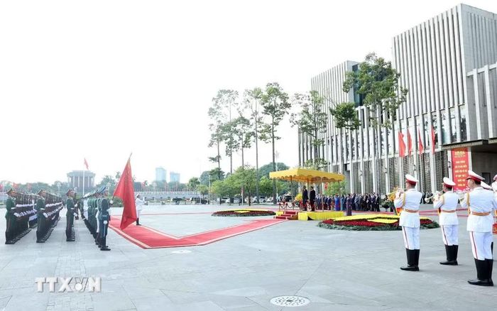 Lễ đón trọng thể Tổng thống Thụy Sĩ Guy Parmelin và Phu nhân Caroline Parmelin thăm chính thức Việt Nam. (Ảnh: Thống Nhất/TTXVN)
