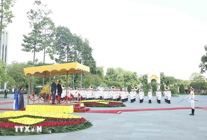 Lễ đón trọng thể Tổng thống Thụy Sĩ Guy Parmelin và Phu nhân Caroline Parmelin thăm chính thức Việt Nam. (Ảnh: Thống Nhất/TTXVN)