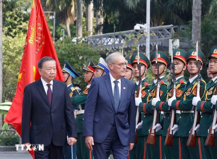 Tổng Bí thư, Chủ tịch nước Tô Lâm và Tổng thống Thụy Sĩ Guy Parmelin duyệt Đội danh dự Quân đội nhân dân Việt Nam. (Ảnh: Thống Nhất/TTXVN)