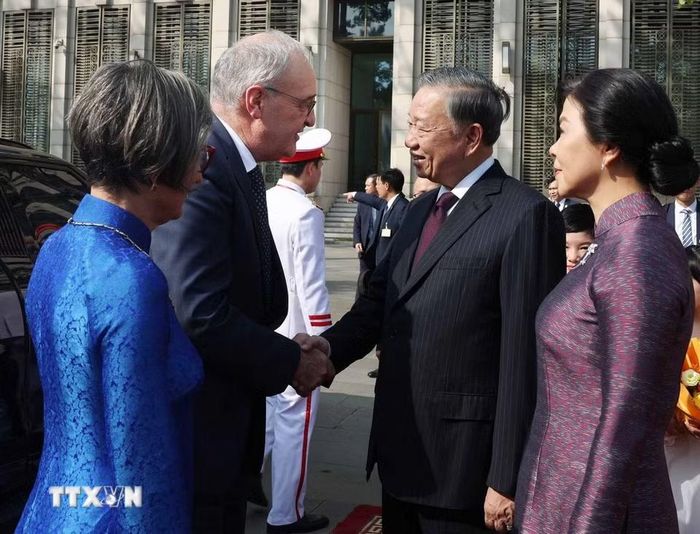 Tổng Bí thư, Chủ tịch nước Tô Lâm và Phu nhân Ngô Phương Ly đón Tổng thống Thụy Sĩ Guy Parmelin và Phu nhân Caroline Parmelin. (Ảnh: Thống Nhất/TTXVN)