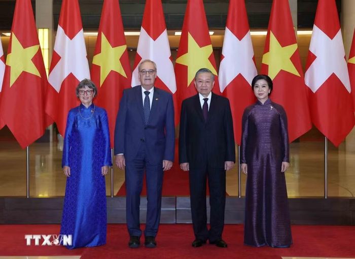 Tổng Bí thư, Chủ tịch nước Tô Lâm và Phu nhân Ngô Phương Ly cùng Tổng thống Thụy Sĩ Guy Parmelin và Phu nhân Caroline Parmelin chụp ảnh chung. (Ảnh: Thống Nhất/TTXVN)