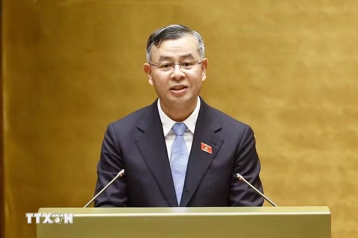 Bộ trưởng Bộ Tài chính Ngô Văn Tuấn trình bày tóm tắt Tờ trình về tình hình thực hiện ngân sách Nhà nước năm 2026, dự toán ngân sách Nhà nước, phương án phân bổ ngân sách Trung ương năm 2027. (Ảnh: TTXVN)