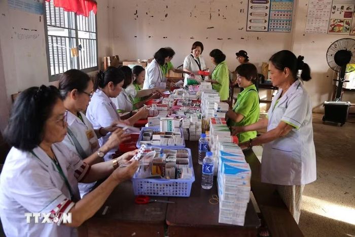 Đoàn thiện nguyện đang chuẩn bị thuốc để phát cho người dân Campuchia. (Ảnh: Minh Hưng/TTXVN)