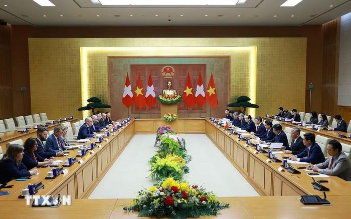 Thủ tướng Lê Minh Hưng hội kiến Tổng thống Liên bang Thụy Sĩ Guy Parmelin. (Ảnh: Dương Giang/TTXVN)