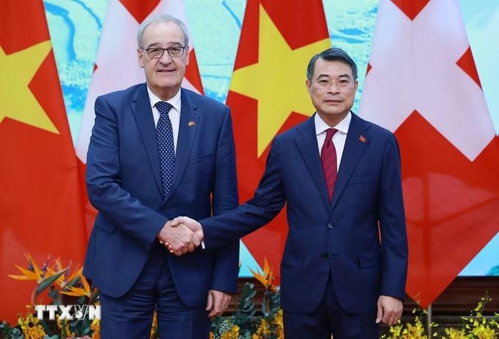 Thủ tướng Lê Minh Hưng hội kiến Tổng thống Liên bang Thụy Sĩ Guy Parmelin. (Ảnh: Dương Giang/TTXVN)