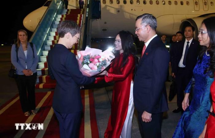 Bộ trưởng Bộ Tài chính Ngô Văn Tuấn đón Thủ tướng Công quốc Liechtenstein Brigitte Haas tại sân bay quốc tế Nội Bài, Hà Nội. (Ảnh: Phạm Kiên/TTXVN)
