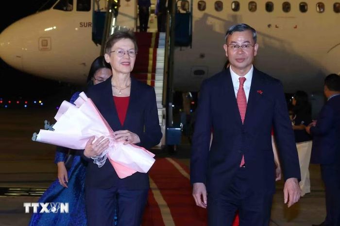 Bộ trưởng Bộ Tài chính Ngô Văn Tuấn đón Thủ tướng Công quốc Liechtenstein Brigitte Haas tại sân bay quốc tế Nội Bài, Hà Nội. (Ảnh: Phạm Kiên/TTXVN)