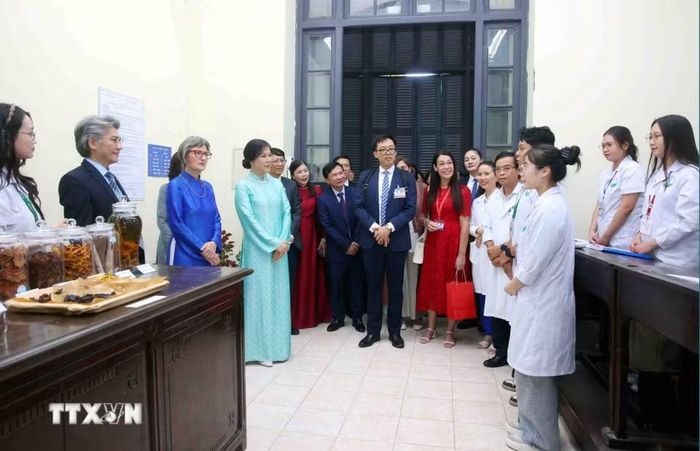 Bà Ngô Phương Ly, Phu nhân Tổng Bí thư, Chủ tịch nước Tô Lâm và bà Caroline Parmelin, Phu nhân Tổng thống Liên Bang Thụy Sĩ giao lưu với sinh viên trường Đại học Dược Hà Nội. (Ảnh: Phạm Kiên/TTXVN)