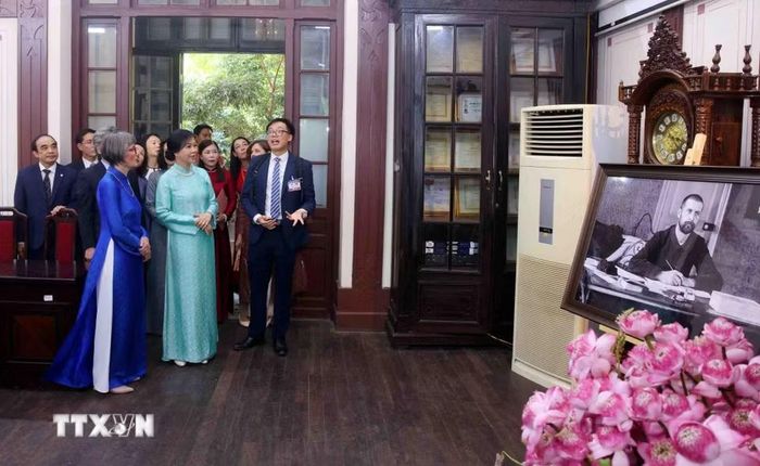 Bà Ngô Phương Ly, Phu nhân Tổng Bí thư, Chủ tịch nước Tô Lâm và bà Caroline Parmelin, Phu nhân Tổng thống Liên Bang Thụy Sĩ tham quan trường Đại học Dược Hà Nội. (Ảnh: Phạm Kiên/TTXVN)