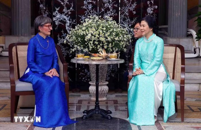 Bà Ngô Phương Ly, Phu nhân Tổng Bí thư, Chủ tịch nước Tô Lâm cùng bà Caroline Parmelin, Phu nhân Tổng thống Liên Bang Thụy Sĩ ăn bánh, thưởng trà tại trường Đại học Dược Hà Nội. (Ảnh: Phạm Kiên/TTXVN)