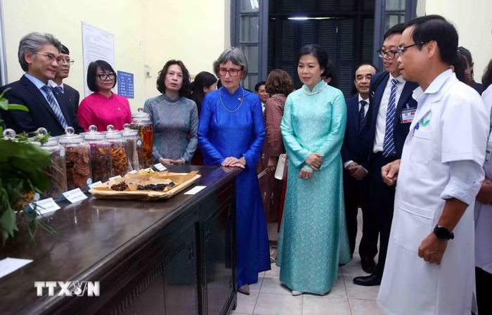 Bà Ngô Phương Ly, Phu nhân Tổng Bí thư, Chủ tịch nước Tô Lâm và bà Caroline Parmelin, Phu nhân Tổng thống Liên Bang Thụy Sĩ tham quan trường Đại học Dược Hà Nội. (Ảnh: Phạm Kiên/TTXVN)