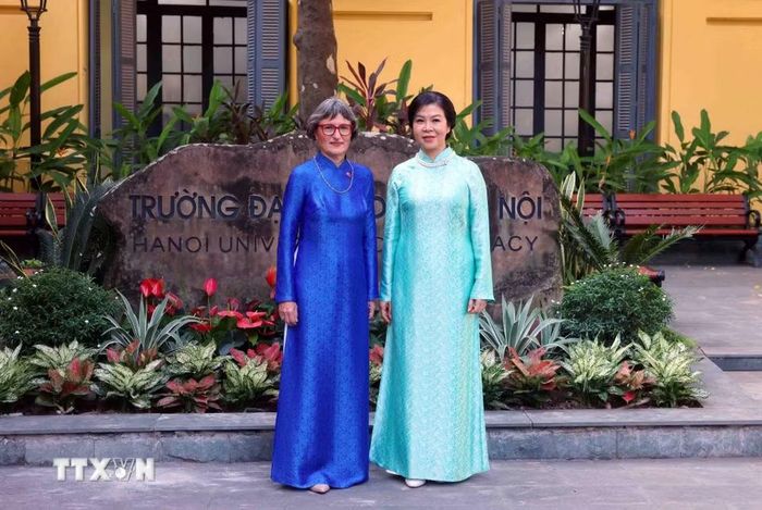 Bà Ngô Phương Ly, Phu nhân Tổng Bí thư, Chủ tịch nước Tô Lâm với bà Caroline Parmelin, Phu nhân Tổng thống Liên Bang Thụy Sĩ. (Ảnh: Phạm Kiên/TTXVN)