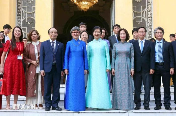 Bà Ngô Phương Ly, Phu nhân Tổng Bí thư, Chủ tịch nước Tô Lâm cùng bà Caroline Parmelin, Phu nhân Tổng thống Liên Bang Thụy Sĩ với các đại biểu. (Ảnh: Phạm Kiên/TTXVN)