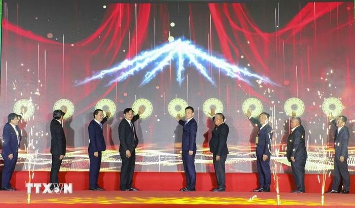 Đại biểu nhấn nút Khai mạc Hội chợ thương mại quốc tế Điện Biên năm 2026. (Ảnh: Xuân Tư/TTXVN)