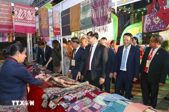 Đại biểu tham quan tại các gian hàng Hội chợ thương mại quốc tế Điện Biên năm 2026. (Ảnh: Xuân Tư/TTXVN)