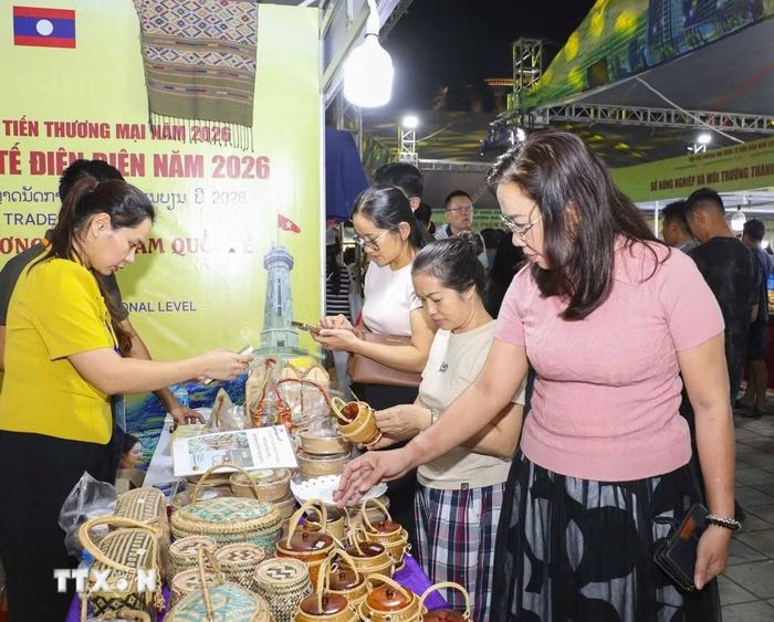 Người dân tham quan, mua sắm tại các gian hàng. (Ảnh: Xuân Tư/TTXVN)