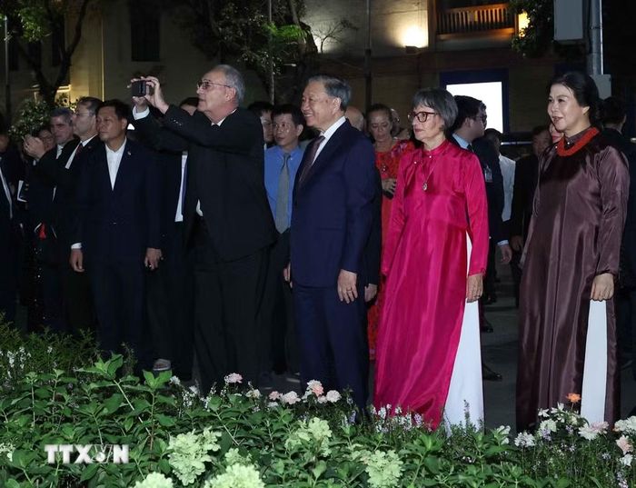 Tổng thống Thụy Sĩ Guy Parmelin dùng điện thoại ghi lại những hình ảnh ấn tượng khi dạo trên phố đi bộ hồ Hoàn Kiếm. (Ảnh: Thống Nhất/TTXVN)
