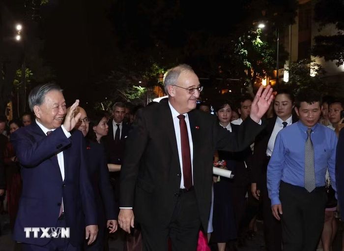 Tổng Bí thư, Chủ tịch nước Tô Lâm và Tổng thống Thụy Sĩ Guy Parmelin vẫy chào du khách và nhân dân Thủ đô khi đi dạo phố đi bộ hồ Hoàn Kiếm. (Ảnh: Thống Nhất/TTXVN)