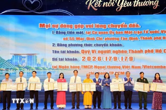 Lãnh đạo Ủy ban MTTQ Việt Nam trao Thư cảm ơn, tri ân sự đóng góp của các cơ quan, đơn vị, doanh nghiệp và cá nhân đã ủng hộ Quỹ Vì người nghèo. (Ảnh: Xuân Khu/TTXVN)
