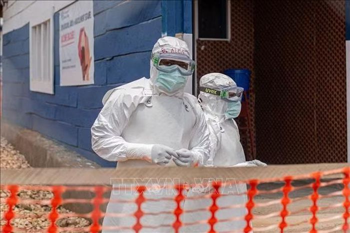 Nhân viên y tế tại trung tâm điều trị Ebola ở tỉnh Bắc Kivu, CHDC Congo. Ảnh: THX/TTXVN phát