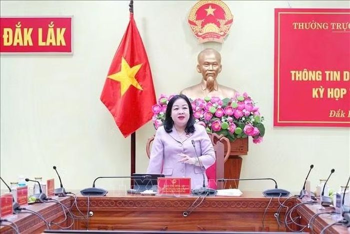 Ủy viên Trung ương Đảng, Phó Bí thư Thường trực Tỉnh ủy, Chủ tịch HĐND tỉnh Đắk Lắk Cao Thị Hòa An chia sẻ về phương hướng và giải pháp triển khai Nghị quyết Hội nghị Trung ương 4 khóa XIV vào thực tiễn địa phương. Ảnh: TTXVN phát