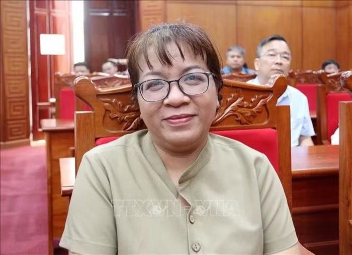 Nhà văn Niê Thanh Mai, Chủ tịch Hội Văn học Nghệ thuật tỉnh Đắk Lắk chia sẻ giải pháp lan tỏa tinh thần Nghị quyết vào đời sống văn hóa và hiến kế giải pháp thu hút nhân tài. Ảnh: Hoài Thu/TTXVN