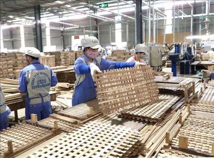 Xuất khẩu hàng hóa của Việt Nam sang Thụy Sĩ là các mặt hàng giày dép, thủy sản, gỗ và sản phẩm gỗ; máy vi tính, sản phẩm điện tử và linh kiện…Trong ảnh: Sản phẩm đồ gỗ xuất khẩu tại nhà máy của Công ty CP Woodsland Tuyên Quang. Ảnh: Vũ Sinh/TTXVN