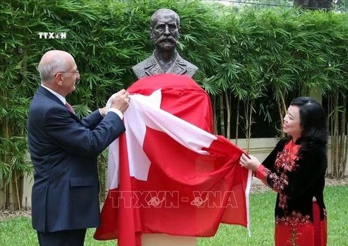 Tổng thống Thụy Sĩ Pascal Couchepin tặng thủ đô Hà Nội bức tượng bán thân bác sỹ Alexandre Yersin - người sáng lập ra Viện Pasteur tại Việt Nam (3/8/2008). Ảnh: Nhan Sáng/TTXVN