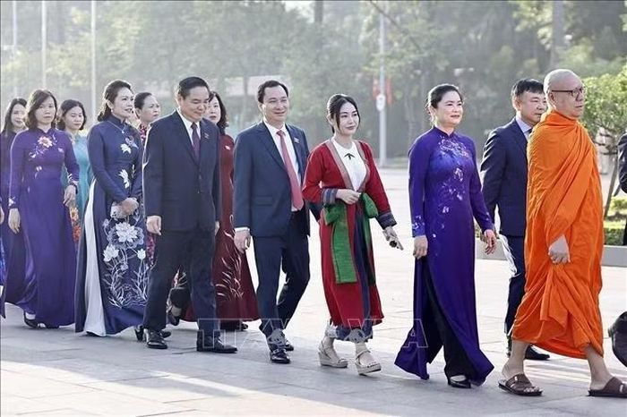 Đại biểu Quốc hội đặt vòng hoa và vào Lăng viếng Chủ tịch Hồ Chí Minh trước khi khai mạc Kỳ họp thứ 2, Quốc hội khoá XVI. Ảnh: Doãn Tấn/TTXVN