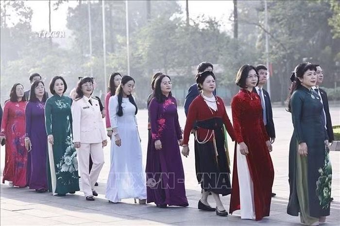 Đại biểu Quốc hội đặt vòng hoa và vào Lăng viếng Chủ tịch Hồ Chí Minh trước khi khai mạc Kỳ họp thứ 2, Quốc hội khoá XVI. Ảnh: Doãn Tấn/TTXVN