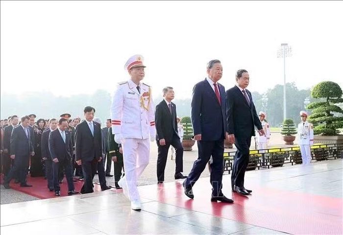 Đoàn đại biểu Quốc hội khóa XVI vào Lăng viếng Chủ tịch Hồ Chí Minh. Ảnh: An Đăng/TTXVN