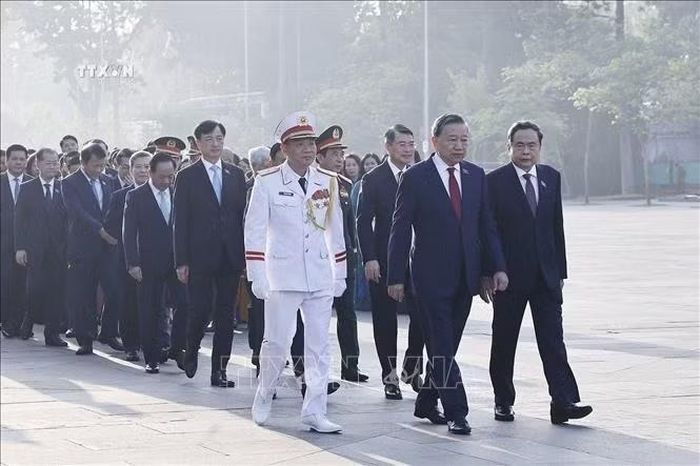 Tổng Bí thư, Chủ tịch nước Tô Lâm và các đồng chí lãnh đạo Đảng, Nhà nước cùng đại biểu Quốc hội đặt vòng hoa và vào Lăng viếng Chủ tịch Hồ Chí Minh trước khi khai mạc Kỳ họp thứ 2, Quốc hội khoá XVI. Ảnh: Doãn Tấn/TTXVN