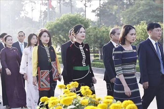 Đại biểu Quốc hội đặt vòng hoa và vào Lăng viếng Chủ tịch Hồ Chí Minh trước khi khai mạc Kỳ họp thứ 2, Quốc hội khoá XVI. Ảnh: Doãn Tấn/TTXVN
