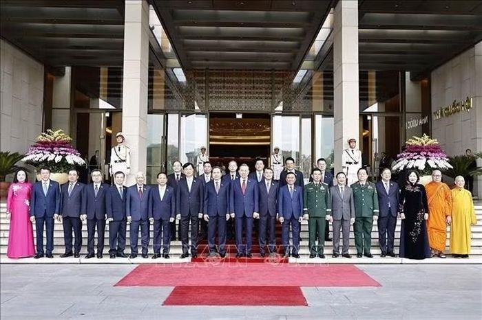 Tổng Bí thư, Chủ tịch nước Tô Lâm và các đồng chí lãnh đạo Đảng, Nhà nước cùng đại biểu Quốc hội chụp ảnh trước giờ khai mạc Kỳ họp thứ 2, Quốc hội khoá XVI. Ảnh: Doãn Tấn/TTXVN