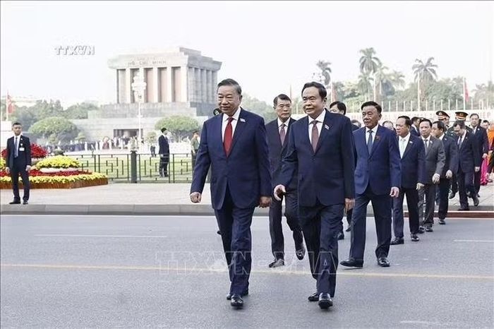 Tổng Bí thư, Chủ tịch nước Tô Lâm và các đồng chí lãnh đạo Đảng, Nhà nước cùng đại biểu Quốc hội đặt vòng hoa và vào Lăng viếng Chủ tịch Hồ Chí Minh trước khi khai mạc Kỳ họp thứ 2, Quốc hội khoá XVI. Ảnh: Doãn Tấn/TTXVN