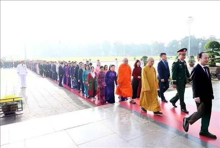 Đoàn đại biểu Quốc hội khóa XVI vào Lăng viếng Chủ tịch Hồ Chí Minh. Ảnh: An Đăng/TTXVN