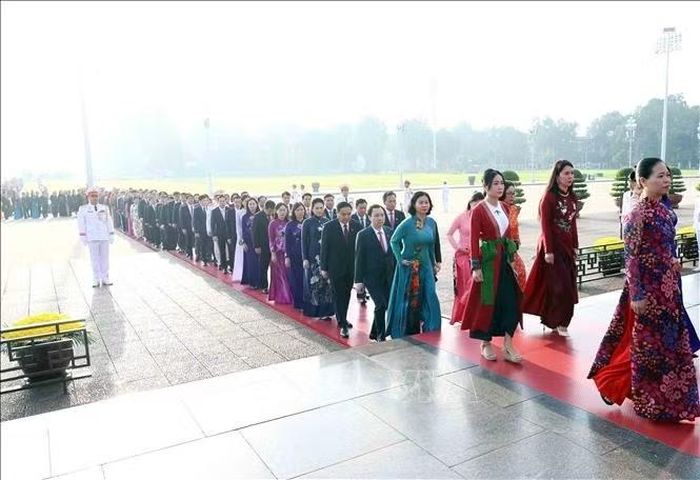 Đoàn đại biểu Quốc hội khóa XVI vào Lăng viếng Chủ tịch Hồ Chí Minh. Ảnh: An Đăng/TTXVN