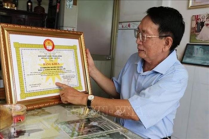 Ông Nguyễn Văn Sang và Bằng khen của Trung ương Hội Khuyến học Việt Nam ghi nhận thành tích trong công tác xây dựng xã hội học tập, khuyến học, khuyến tài. Ảnh: Thanh Hòa - TTXVN