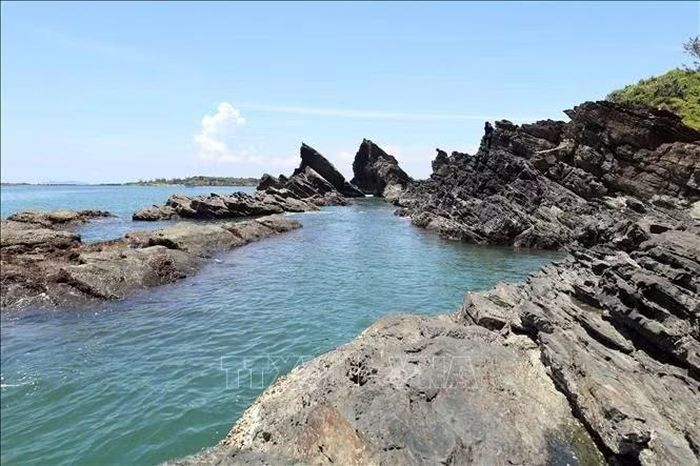 Vẻ đẹp nguyên sơ của những bãi đá ở khu vực Bàn Than được thiên nhiên sắp đặt như một tác phẩm nghệ thuật giữa biển. Ảnh: Đỗ Trưởng/TTXVN