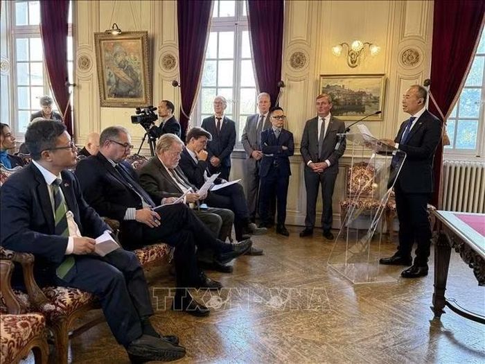Ông Tào Ngọc Tú, Chủ tịch kiêm nhà sáng lập Tập đoàn Tan-Viet VIFON, phát biểu. Ảnh: Hữu Chiến/PV TTXVN tại Pháp