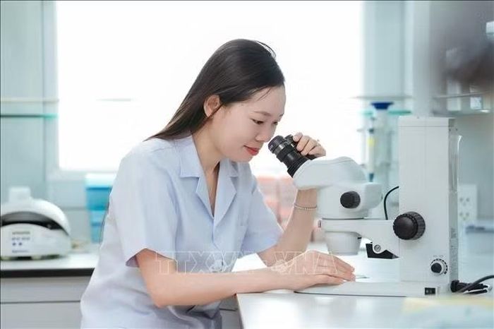 PGS.TS.BS Nguyễn Thị Thu Phương làm việc trong phòng thí nghiệm.