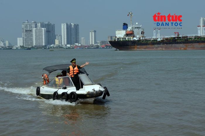 Bảo đảm an toàn hàng hải khi vận chuyển nhịp chính cầu đi bộ qua sông Sài Gòn.