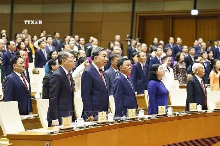 Tổng Bí thư, Chủ tịch nước Tô Lâm và các đại biểu thực hiện nghi thức chào cờ. Ảnh: Doãn Tấn/TTXVN