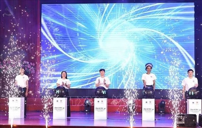 Các đại biểu thực hiện nghi thức phát động cam kết “Thanh niên Việt Nam nói không với thuốc lá - Chọn sức khỏe, chọn tương lai”. Ảnh: Minh Đức/TTXVN