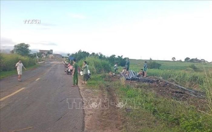 Vị trí xảy ra vụ tai nạn trong đoạn đường cong trái, đường đèo dốc. Ảnh: TTXVN phát