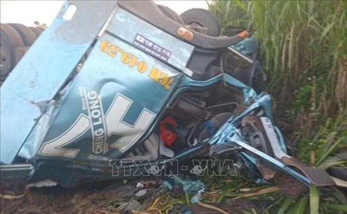 Phần đầu xe ô tô đầu kéo hư hỏng nặng. Ảnh: TTXVN phát